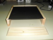 Probeweises zusammenlegen der Rahmenteile mit eingelassener Frontscheibe (hier noch mit Schutzfolie).